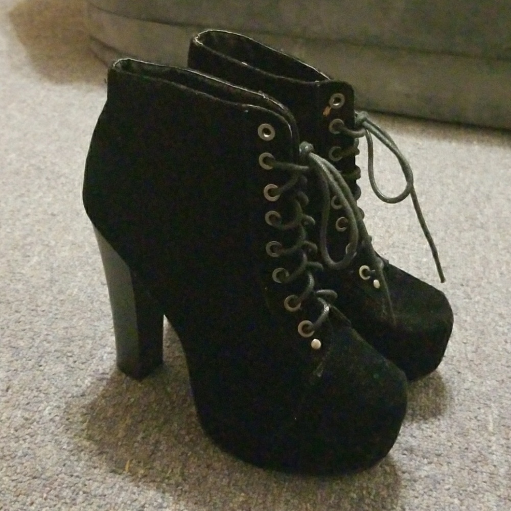 Swade black pumps